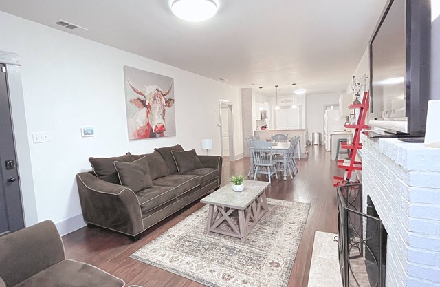 The Farmahouse - Family Friendly Downtown Cottage