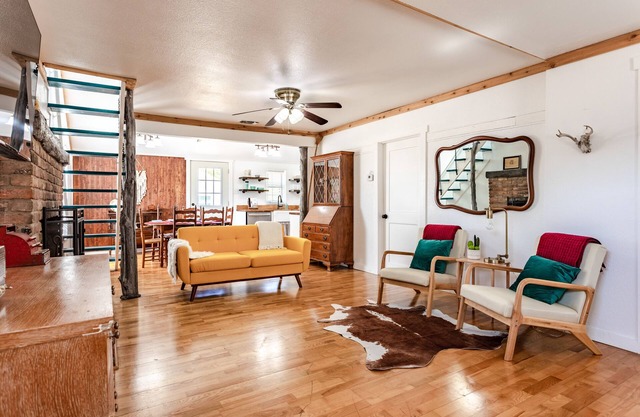 The Farmhouse - 15min from Waco