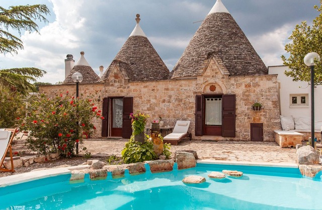 The Five Cones, with swimming pool, in the Itria Valley