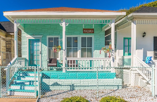 The Five Starfish Inn. Cute little beach vacation rental. 1 block to the Seawall
