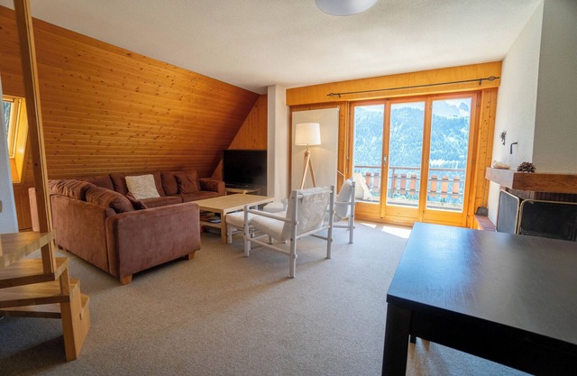 The flat is located above the village of Gryon, in Les Verneys Soleil, 2 km from the Fracherets ski