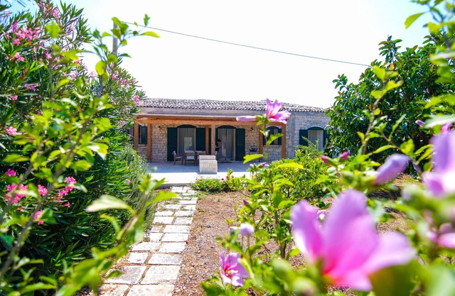 The Flavia farmhouse between carob trees and the sea