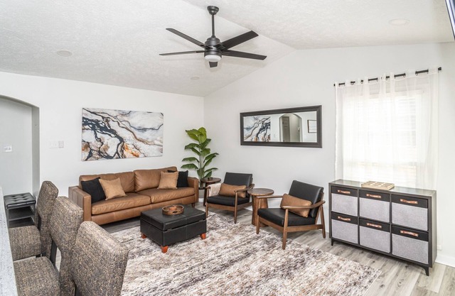 The Fort - A family friendly home w/6 Bds and close to base. EV Charger onsite