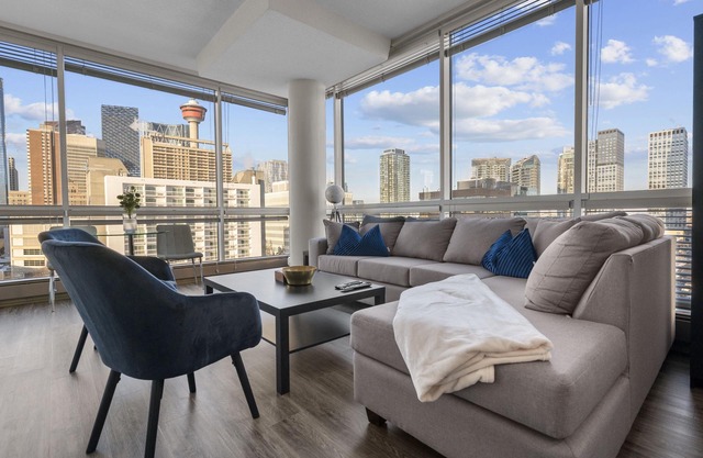 "The Fossil," King Bed, Underground Parking, Downtown views, Walk to Saddledome