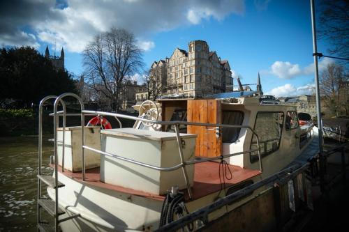 The fun boat - off grid - city centre - warm & cosy