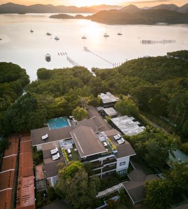 The Funny Lion - Coron