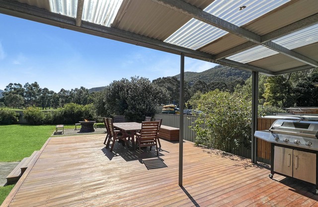 The Gap Holiday Cottage, Entertainers backyard, fire pit & fabulous views