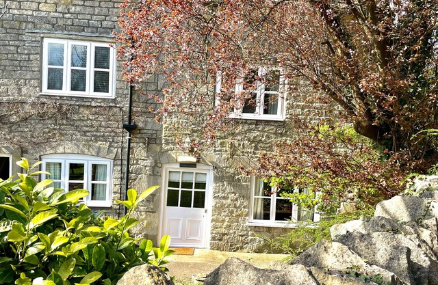 THE GARDEN COTTAGE, pet friendly, with open fire in Nailsworth