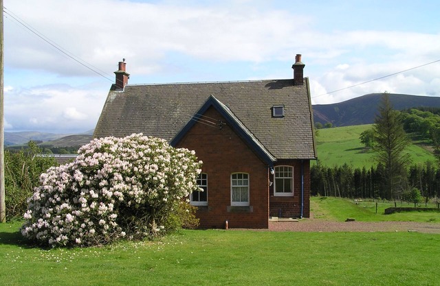 The Gardener's House, Charming Red Brick Cottage with Stunning Views of Tinto – Family and Pet Frien