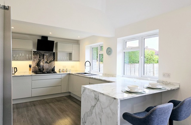 The Gardens|3BR Bungalow|Driveway|Near LGW