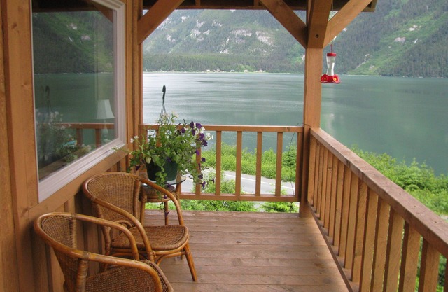 The Gathering Place Cabin #1, rustic cabin on the water, close to Chilkoot River