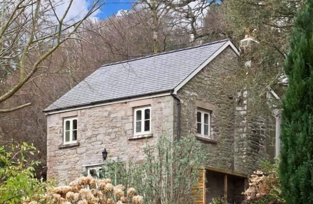 THE GENERALS COTTAGE, family friendly, with open fire in Penallt