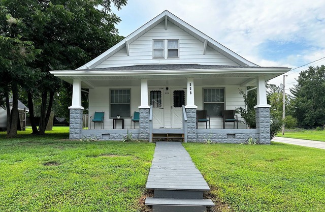 THE GETAWAY-Charming 3 Bdrm 2 Bath, Sleeps 8-10 Lg Drive, WiFi, Tankless Water