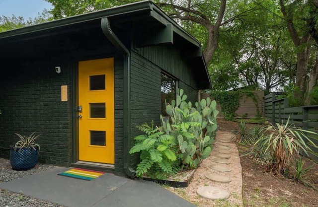 The Goldie | Stylish SoCo Pet-Friendly Stay