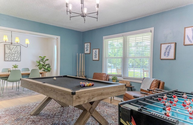 The Gornto Getaway- Game room, 4 TVs, King Bed