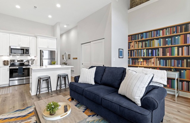The Graduate: Lakeside Charm in Downtown