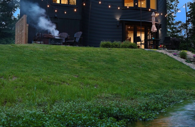 The Grain Binn: Lux/hot tub/unique stay/king bed/gas fireplace