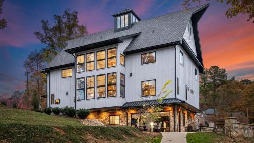 The Grand on Greenbay-7 bedrooms Sleeps 21 Modern new build