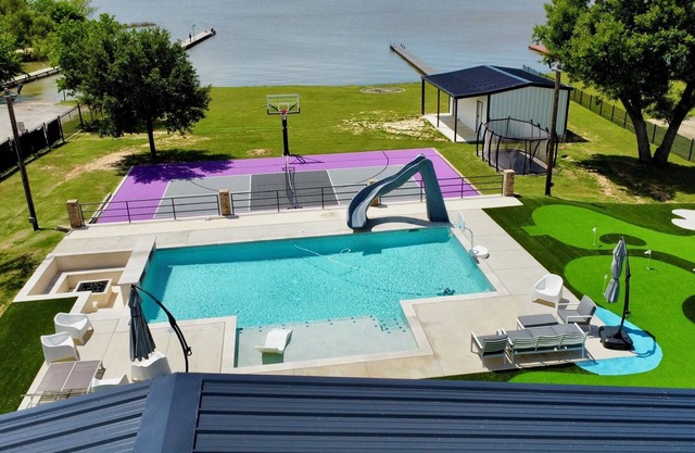 The Grand Pelican - LakeFront W/ Pool, Sport Court, Fire Pit