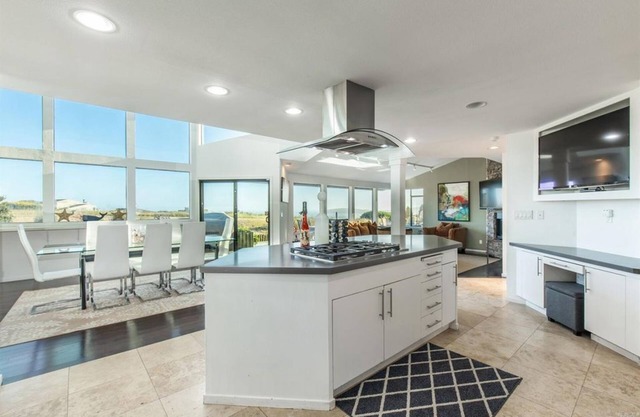 The Great Escape! Relaxing Modern Home with Game Room, Hot Tub, Ocean Views