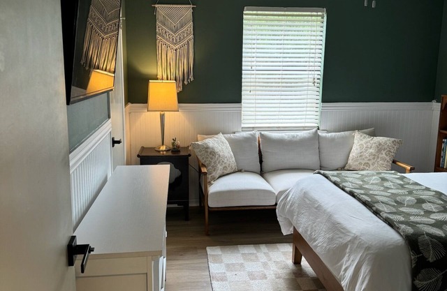The Green House - Cozy 2 bedroom 5 minutes to Texas A&M University!
