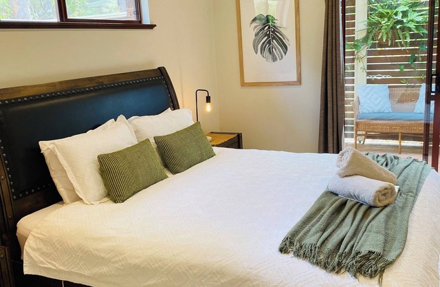 The Green Room. Self Contained King Suite on beautiful property.