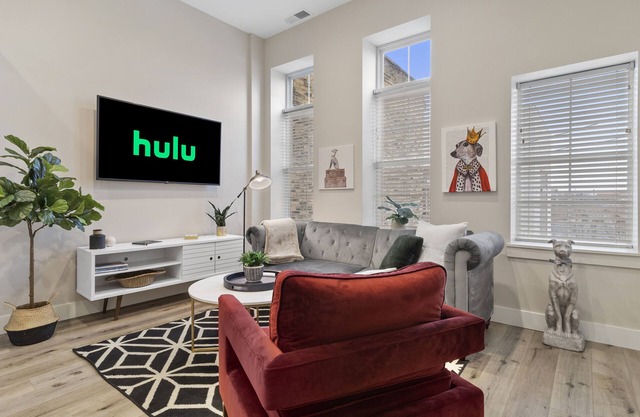 The Greyhound "Chic Apt near Lake Michigan"