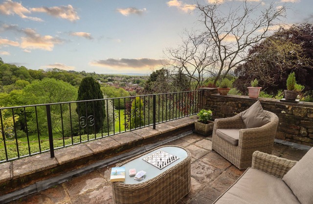 THE GROOMS, pet friendly, with a garden in Lydney