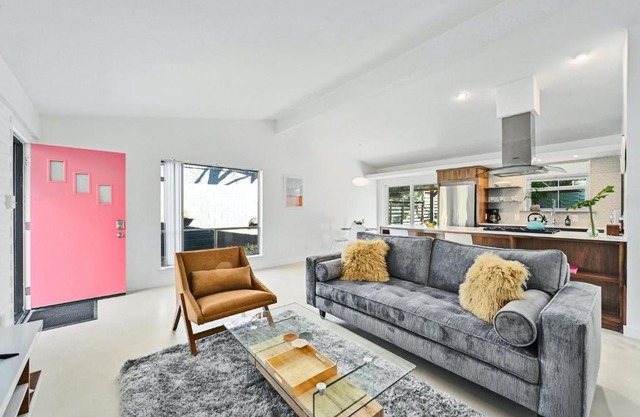 The Guava Door - Cheerful Mid-Century - big yard, free parking