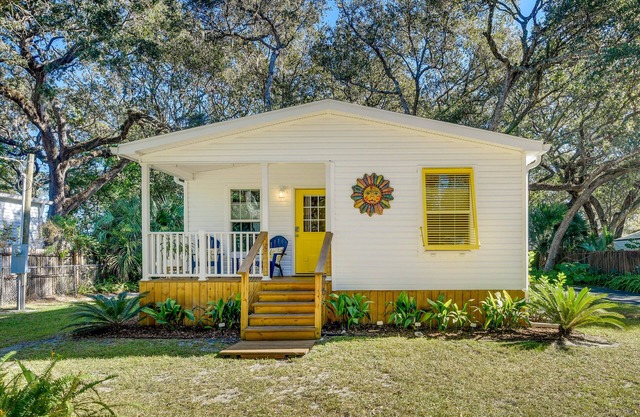 ‘The Hammock Cottage’ w/Fire Pit < 1 Mi to Beach!