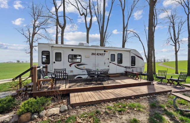 The Happy Hornet Camper Rental on Campsite