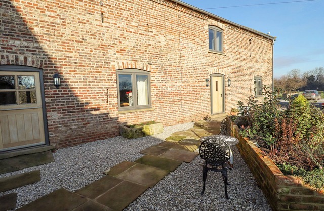 THE HAY BARN, pet friendly, character holiday cottage in Thorne