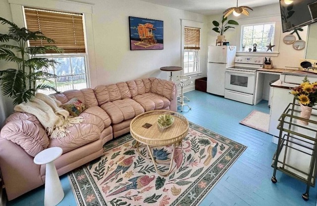 The Heyday; bright & cheery upper-carriage house apartment!