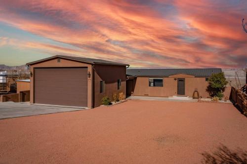 The Hideaway - 50 Mile Views Sleeps 8 Big Garage