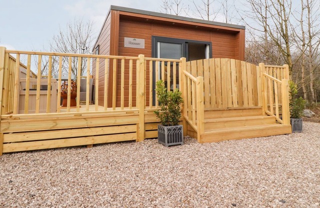THE HIDEAWAY POD, romantic, with a garden in Barrow, Lancashire