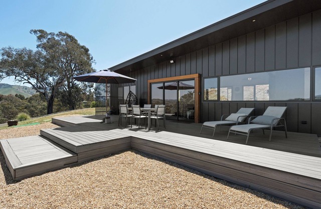 The Hill House - Pet-Friendly Retreat with Panoramic Views Near Mansfield