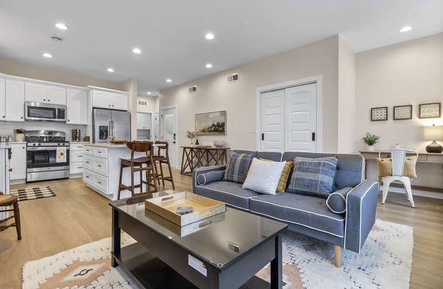 The Hive 2 Bedroom/2 Bath by Harbor and Root River