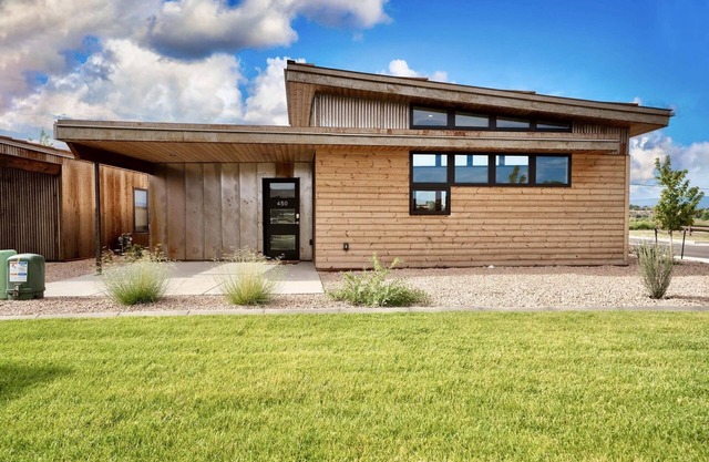 The Honey Bee @ Palisade Legends