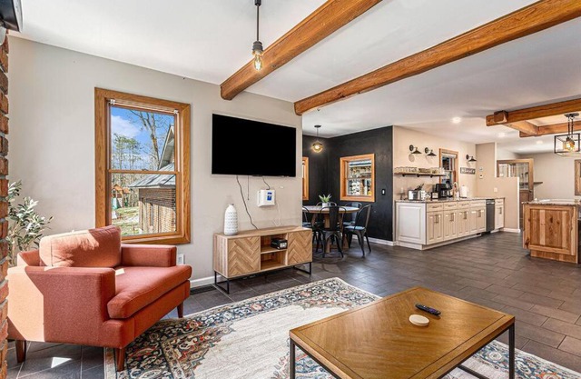 The Hopkins Hideaway - 40 Acres with trails, Arcades, Hot Tub, Fire Pit