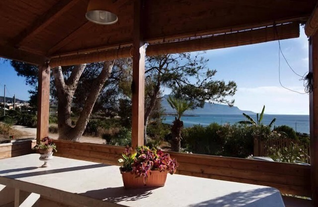 The house at 150 m from the sea lies in Nature Reserve Mount Hood