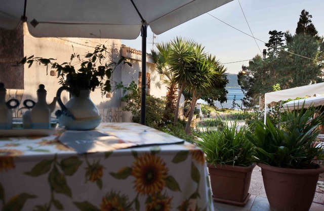 The House between Sea and Nature