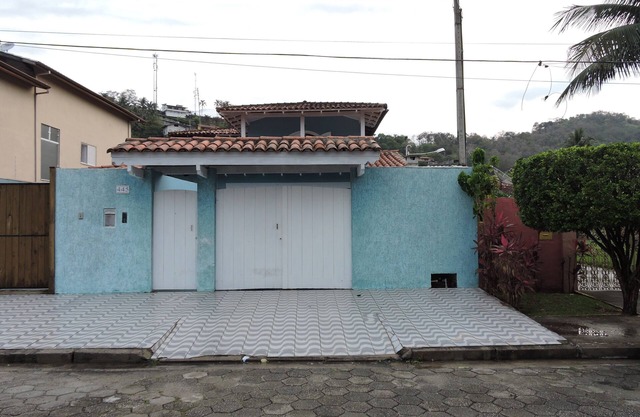 The house is well located near supermarket, restaurants, hospital