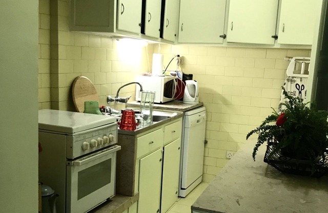 The House of the Neighborhood. Cozy villa situated in a quiet neighborhood in Lisbon.