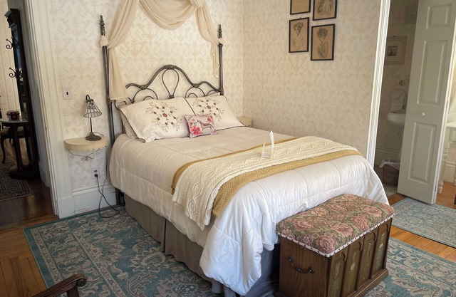 The Isobel Room - Full Bed - The Guilford Bed & Breakfast