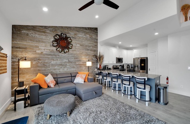 The Jolly Rancher, Luxury Furnishings, Jet Tub, Fenced Yard, Corporate and Vacan