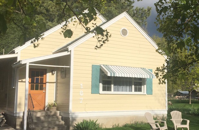 The Julia Vintage Cottage at Victorian Woods