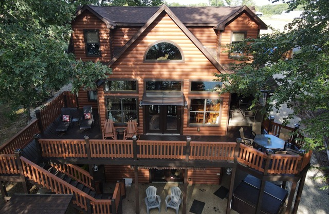 The Kentucky Kajun! A Beautiful 5 Bed/4 Bath Cabin On Barren River Lake.