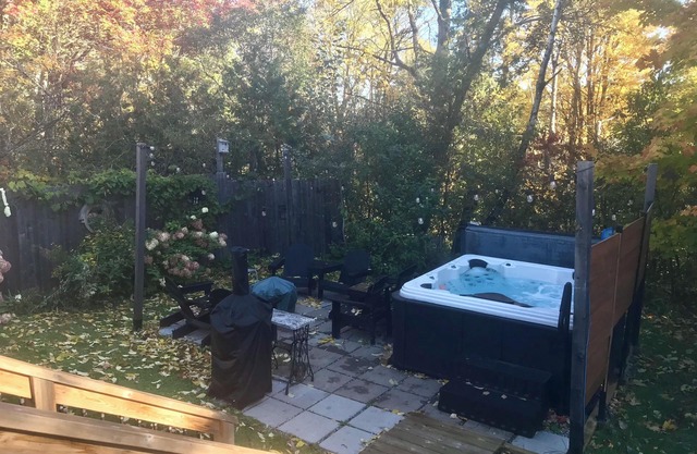 The King's Hideaway/hot tub/18 min.away to F’ton shops&rest/Mactaquac Park