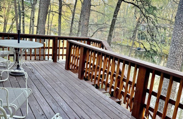 The Lake House on Segovia - Cozy Cottage on Lake Segovia!