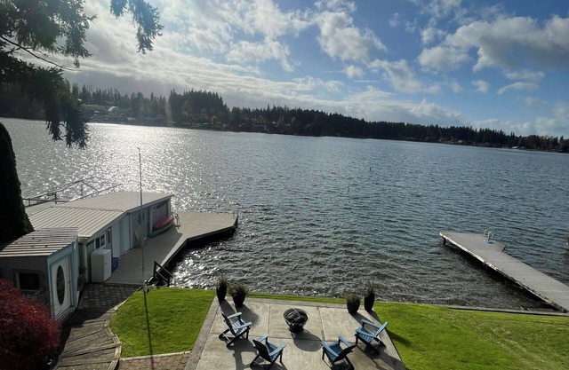 The Lake House - Lakefront stay with Sauna and Hot Tub! 5 star living and views!